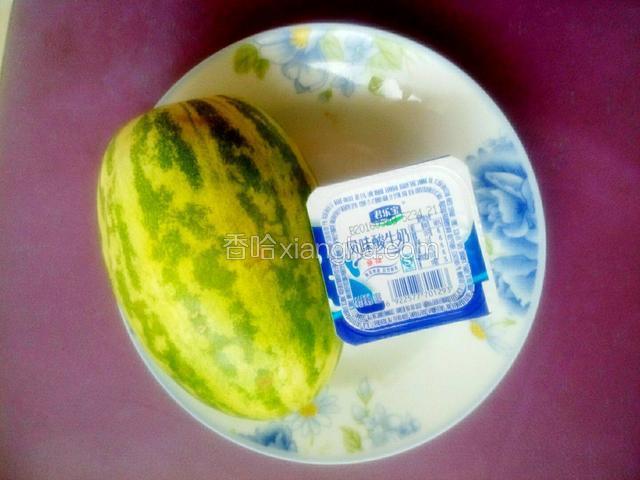 香瓜洗净，切去两头边，酸奶一盒