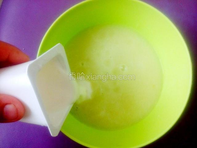 打好的香瓜奶昔倒入碗里，加入一盒酸奶