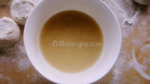 制作油酥，30克食用油加热倒在30克面粉上，加入一点盐拌均成油酥！