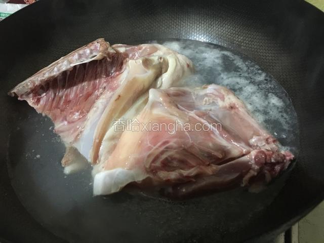 将鸭肉泡水半小时之后洗干净.过水去脏的血水