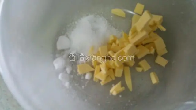 黄油称重室温软化切小块加糖，蔓越莓干用水或红酒泡软。