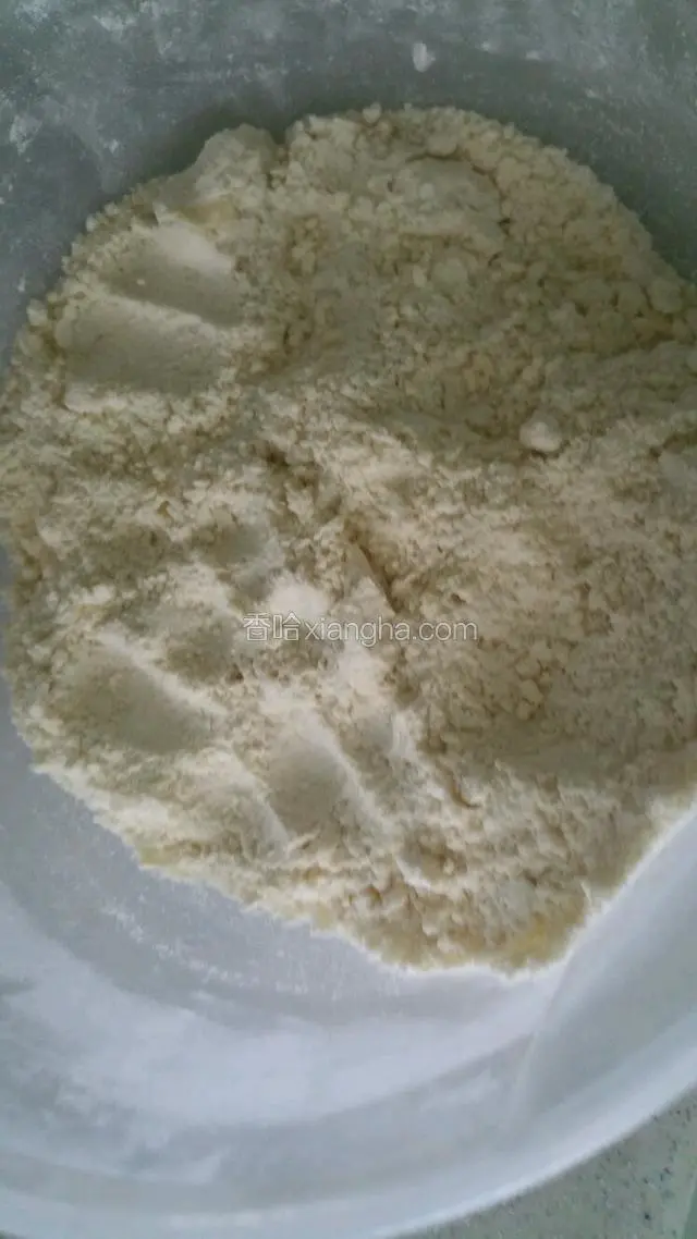 低筋面粉，盐，泡打粉 称重混合倒入黄油中用手反复揉搓均匀，成粗玉米粉状