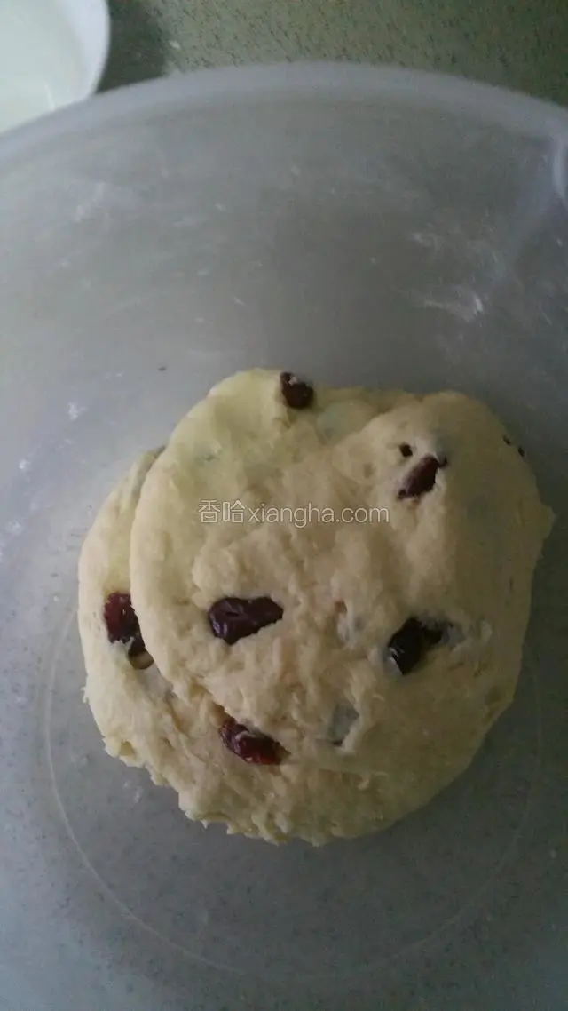 鸡蛋打匀，倒入三分之二，（剩余蛋液留做刷表皮）加入牛奶轻揉成团，加入泡软的蔓越莓干轻压揉匀，入冰箱冷藏30分钟