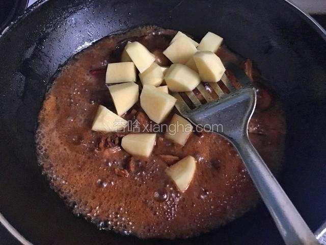 鸡腿焖制差不多快熟的时候把土豆放进去继续小火焖制