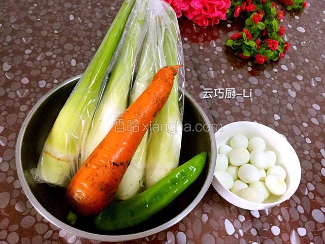 准备好食材。茭白400克、胡萝卜50克、青椒30克、去掉壳熟鹌鹑蛋100克。