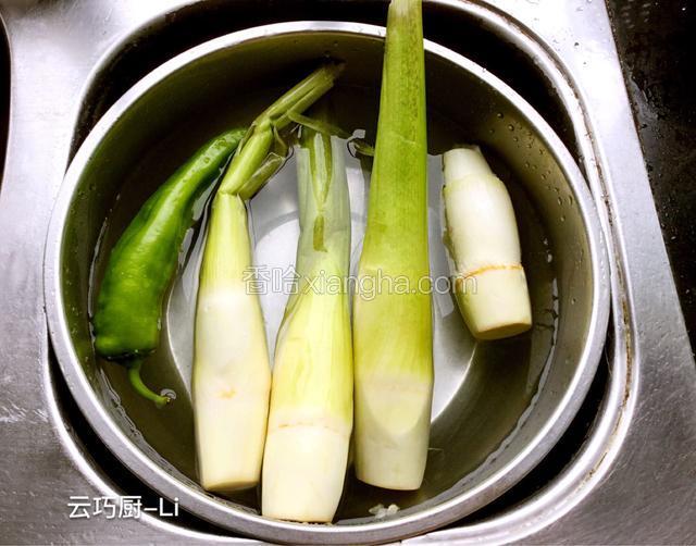 茭白、青椒、胡萝卜用水清洗干净。茭白去掉外壳。