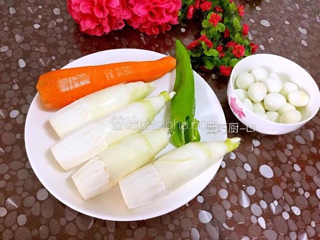 清洗干净的食材，控干水分备用。