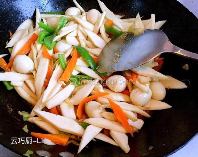 加焯过水的茭白。青椒、鹌鹑蛋翻炒。