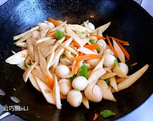 加料酒、蚝油、酱香鲜酱油翻炒，加5克盐翻炒均匀，大火收汁关火。