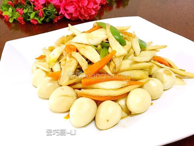 装盘，一道营养丰富，口味独特、鲜嫩可口的茭白蚝油炒鹌鹑蛋就可以上桌。