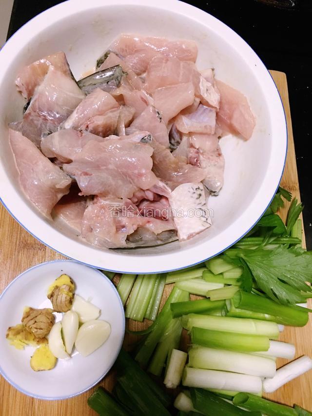 鱼肉用腌料粉，适量的料酒和生抽，花椒油抓匀，姜拍散，大葱芹菜切段