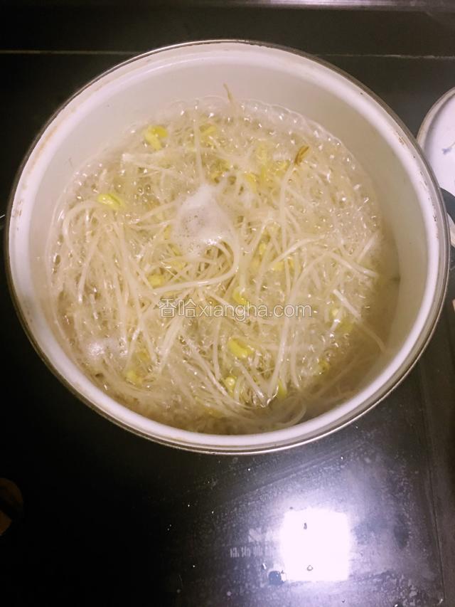 豆芽开水烫熟