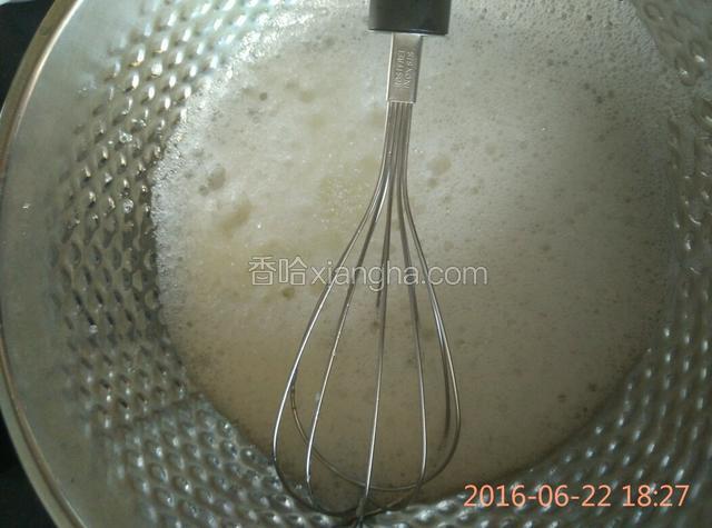 用打蛋器打至起泡，加半匙白糖，往一个方向快速搅打。