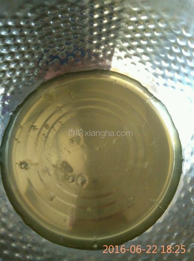 蛋清分离，加一滴醋。