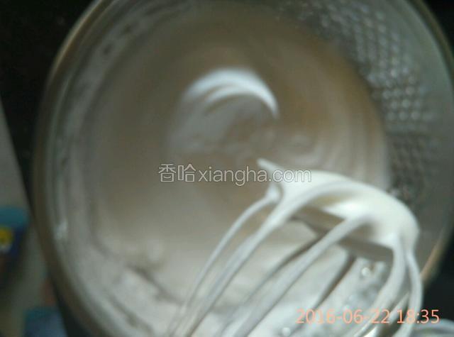 打至泡沫发白而细腻时加入剩下的半匙白糖，继续搅打至倒扣盆子不会往下掉或提起打蛋器会成冰激凌尖一样就可以了。