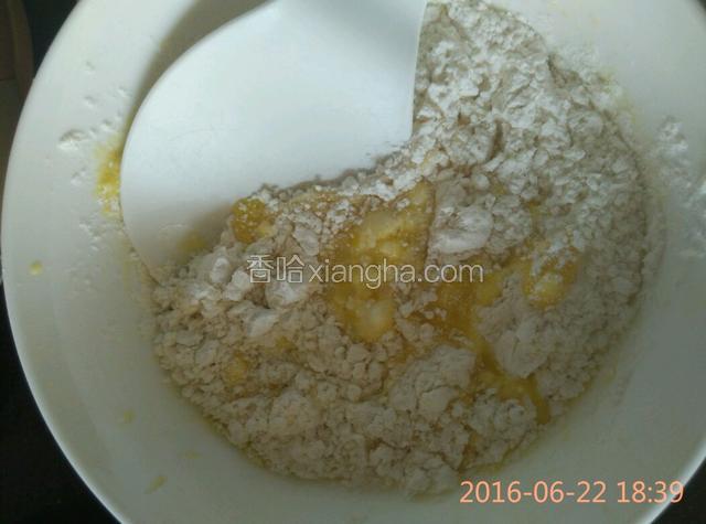 蛋黄里加一匙油，四匙牛奶，三勺冒尖的面粉，上下翻拌均匀，把颗粒状的面粉疙瘩碾碎。