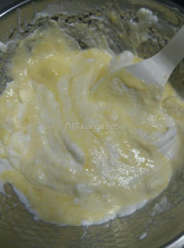 把一半蛋白加入蛋黄里上下翻拌，动作要轻，不然搅起面筋就做不好了。因为我用的是普通面粉。