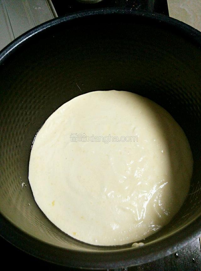 电饭煲加点油抹开，预热一至两分钟，把蛋液倒入电饭煲，轻轻的在桌子上震一震，把蛋液颠平整。
