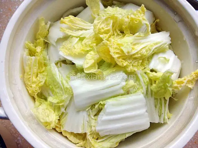 娃娃菜用手折段放在冻豆腐上面