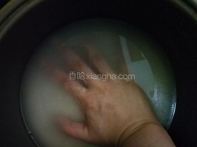 大米洗净，放上适量清水，加几滴醋，几滴香油上锅蒸熟（水的量大概刚刚没到指根部位），然后打开盖子晾凉备用