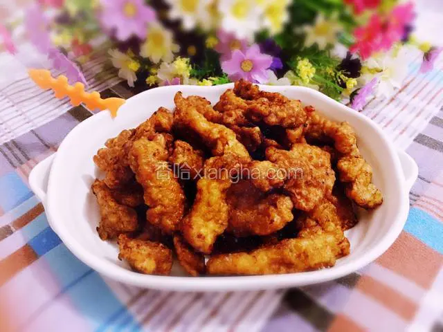 酥肉炸制变得脆硬金黄色即可捞出