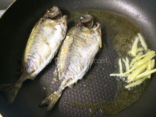 下姜丝爆香。