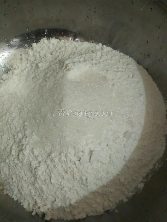 面粉放入盆子，加入20克白糖