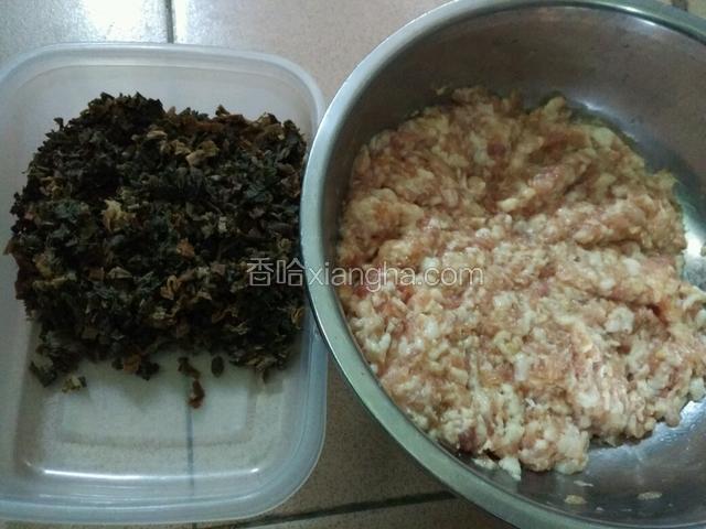 这时候可以准备馅料了，梅菜干提前浸泡4小时以上，洗干净挤掉水分剁碎。五花肉洗净剁碎，姜剁碎加到肉末里，再加料酒、生抽、生粉腌一会肉末