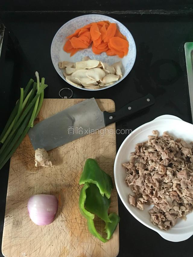 羊肉卷，胡萝卜片和杏鲍菇片各自焯一下水控干水分。大蒜拍碎，生姜切片，青椒，洋葱切丝备用。