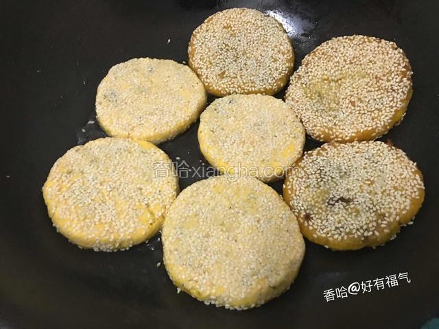 热锅冷油全程小火将饼两面煎至金黄即可