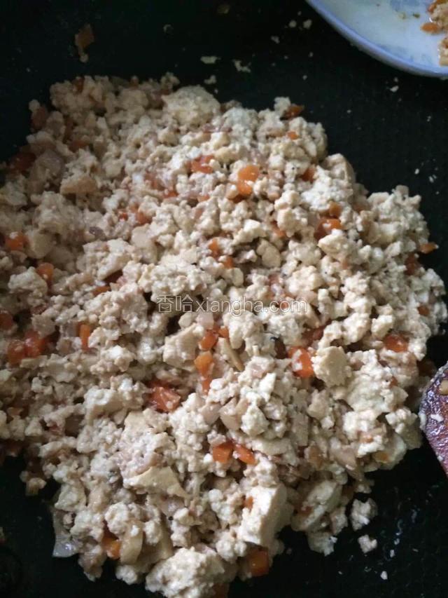 豆腐捣碎后和上图材料混合，加生抽、盐、黑胡椒碎拌匀。