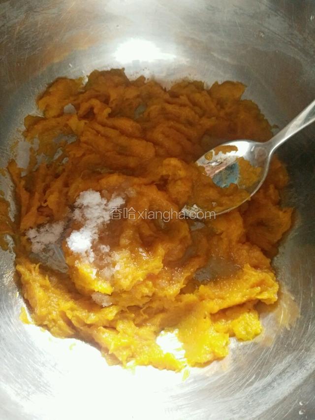 加入酵母粉和糖，搅拌均匀