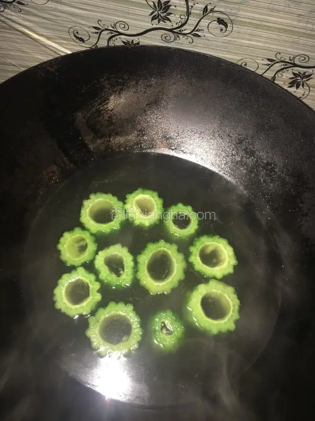 锅中烧沸水，加入盐，滴一滴油，把苦瓜放入水中焯个2.3分钟