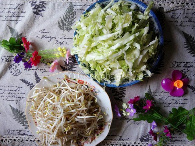 包菜切丝，绿豆芽洗干净控干水