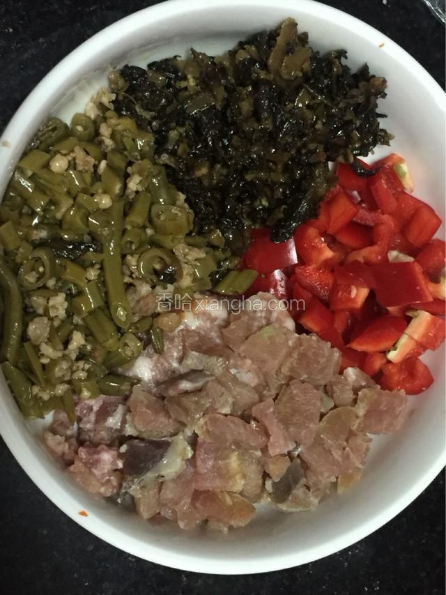 准备好泡豇豆，芽菜，红辣椒，腊肉，肉末