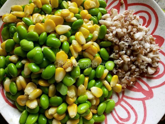香菇洗干净切碎玉米粒和豆子沥水后备用。
