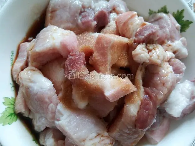 五花肉切成片后加适量生抽，加适量盐搅拌均匀腌渍十分钟。