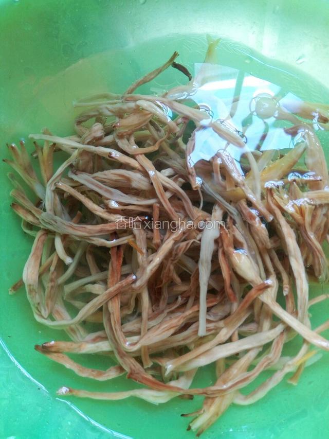 干花菜洗净后用冷水泡发。