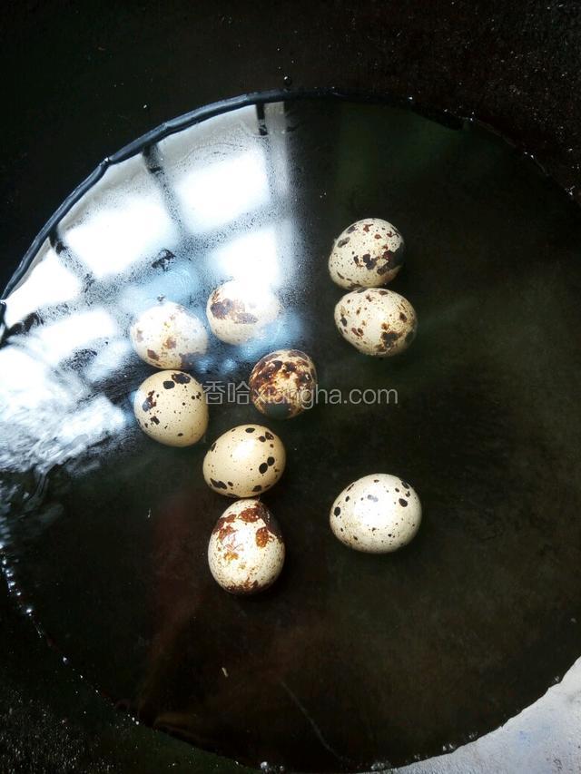 鹌鹑蛋在锅里煮熟后剥掉壳备用。
