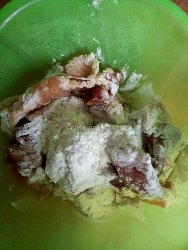 腌好的五花肉加适量面粉，手洗净后，用手抓拌均匀
