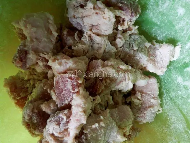 面粉的量要刚好让每块五花肉都裹上面粉。