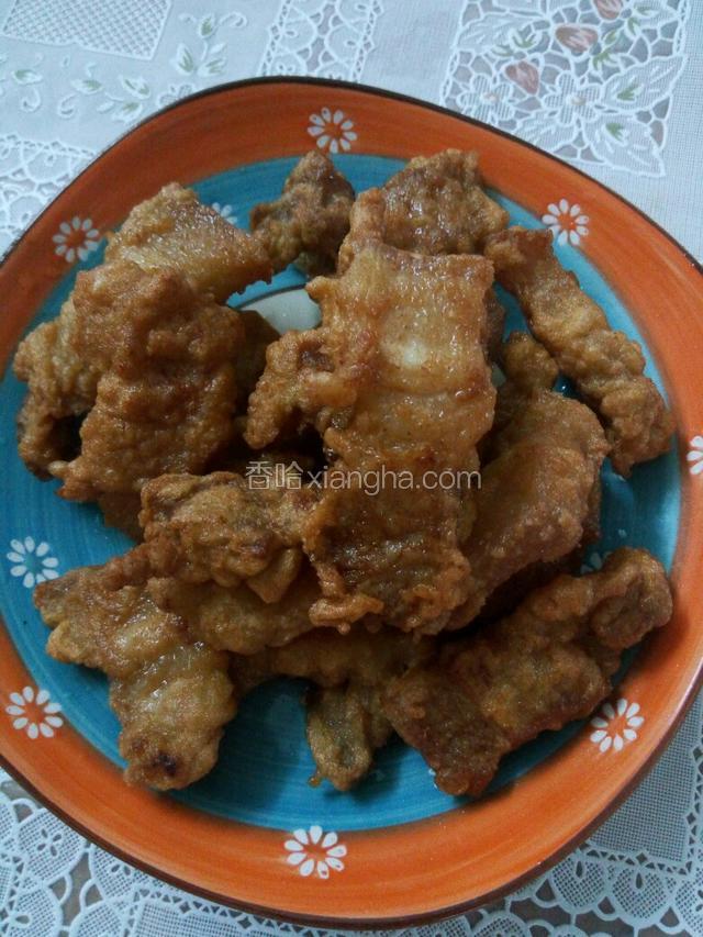 炸好的五花肉，香喷喷哦，其实就这样也可先尝两块，但这样吃太油腻，还得有后续。