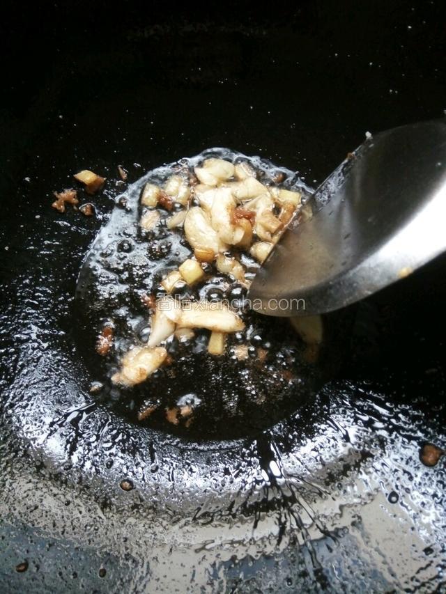 锅里留底油，加蒜末姜末爆香。