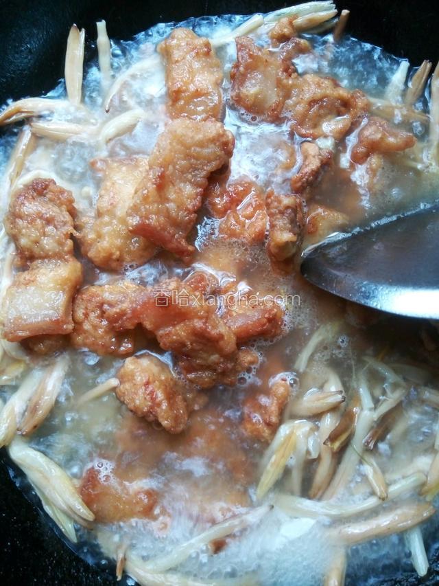 五分钟后把炸好的五花肉倒进锅里同黄花菜一起煮。