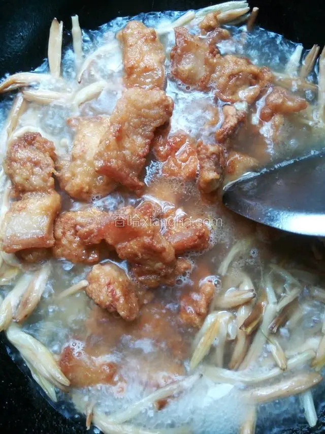 五分钟后把炸好的五花肉倒进锅里同黄花菜一起煮。