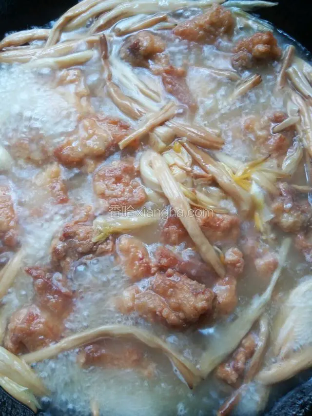 小火慢炖十五分钟，让五花肉慢慢吸收黄花菜的清香。