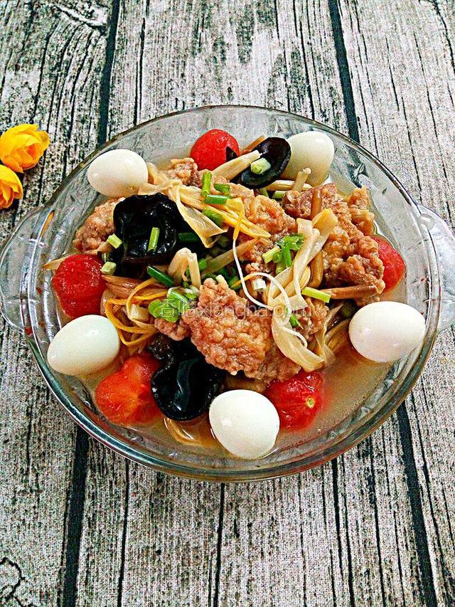 成品图，就这样一份芳香扑鼻的黄花菜煮滑肉就做好了。
