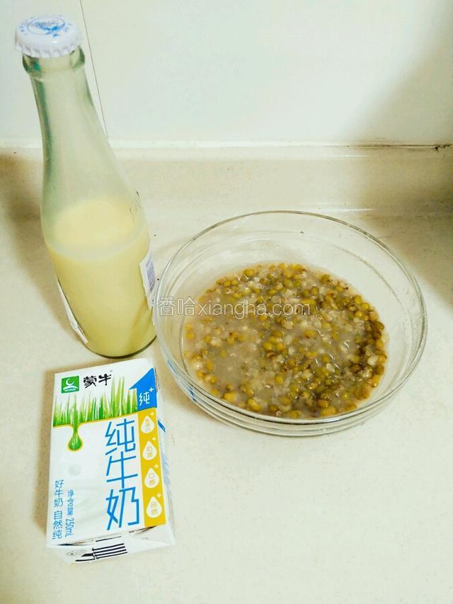 把绿豆渣、纯牛奶和炼奶备好。