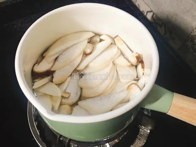 香菇、杏鲍菇切片放清水里煮熟后捞出