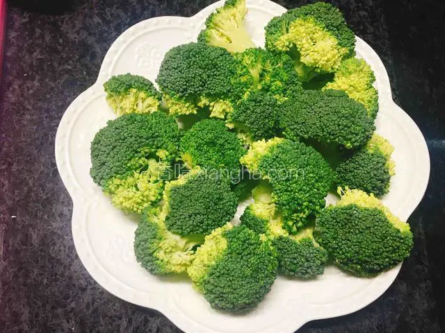 西兰花剪成一朵一朵小花
